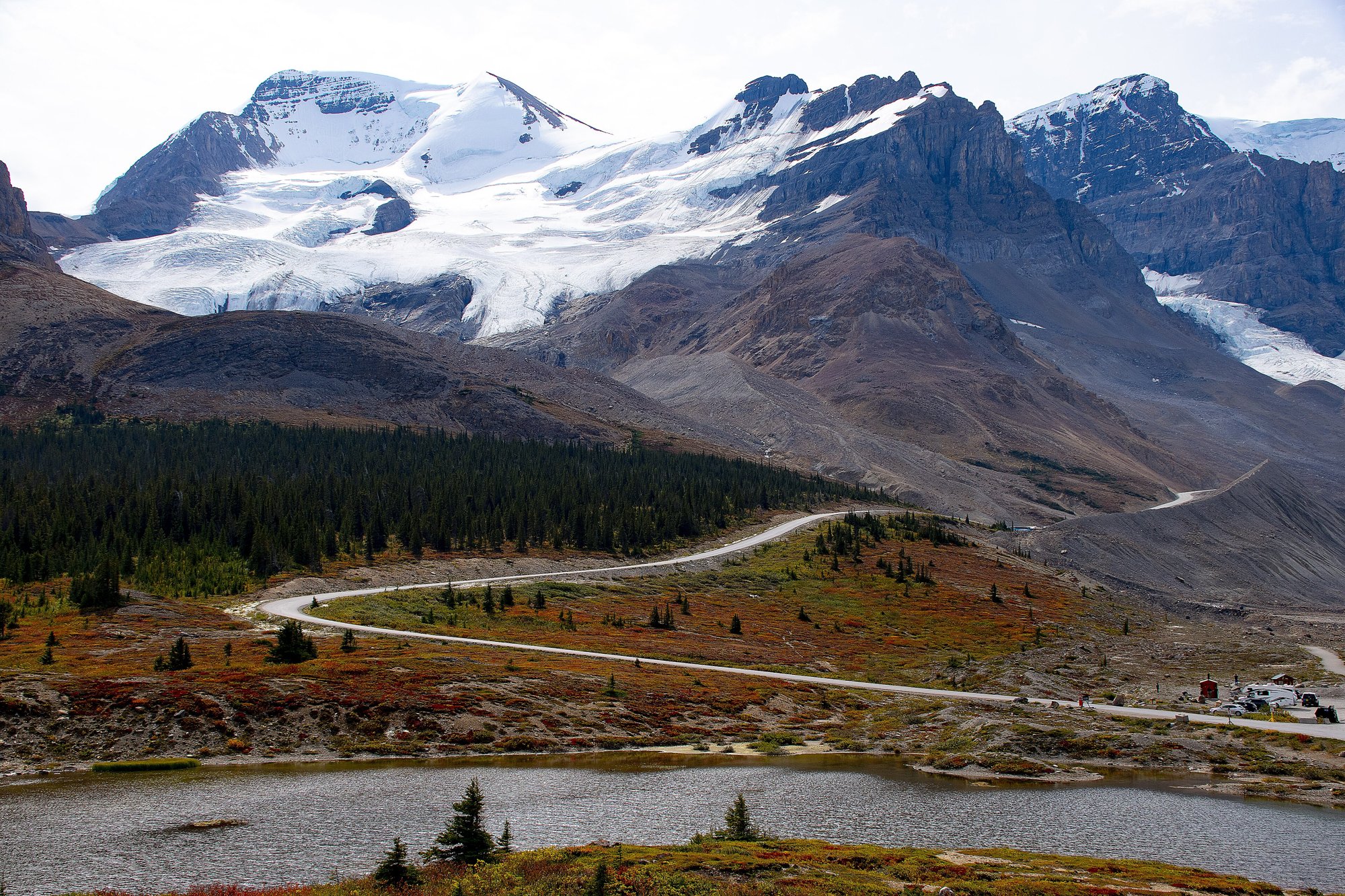 Camino al Athabasca Glacier entre montañas nevadas