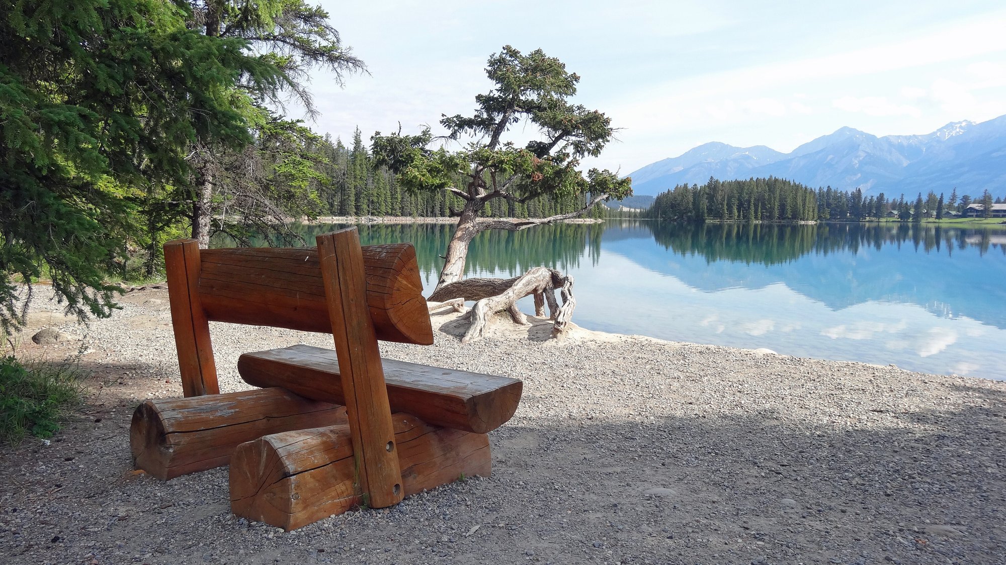 Banca de madera a la orilla de Lac Beauvert