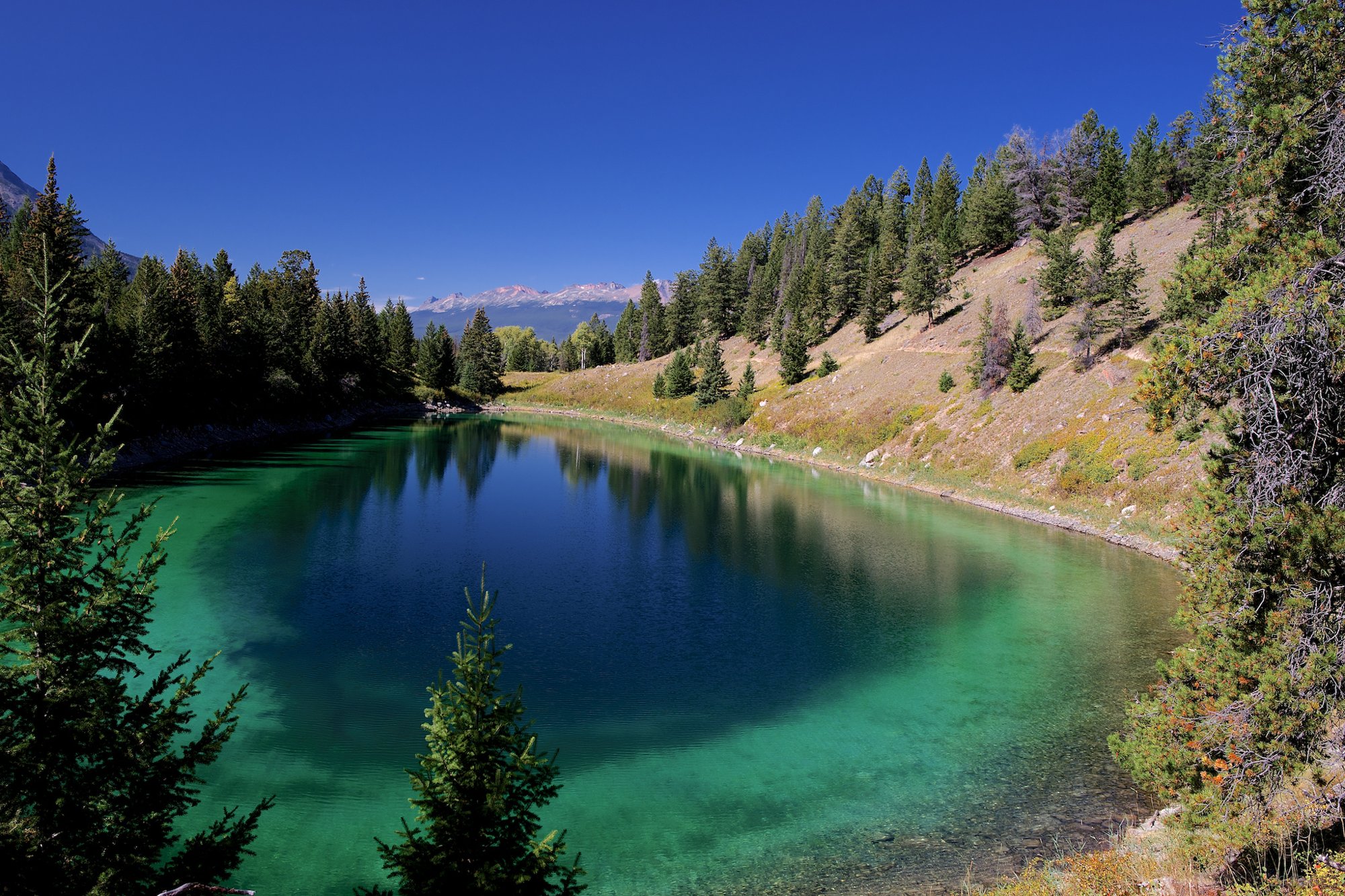 Uno de los lagos turquesa del Valley of the Five Lakes